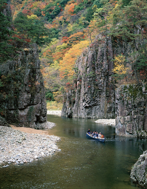 秋の三段峡と渡舟 広島県
(c)YOSHITSUGU NISHIGAKI/SEBUN PHOTO