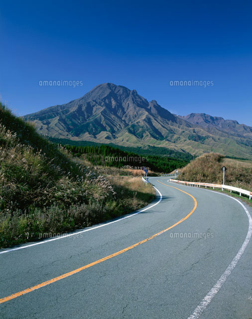 秋の道と阿蘇山
(c)YOSHITSUGU NISHIGAKI/SEBUN PHOTO