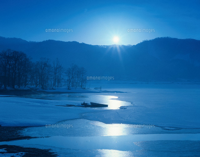 冬の木崎湖と日の出 大町市 長野県
(c)YOSHITSUGU NISHIGAKI/SEBUN PHOTO