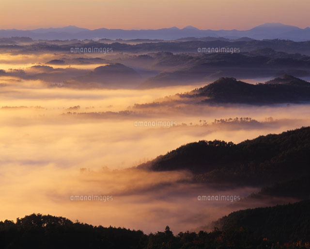 霧に包まれる山並み 弥高山 岡山県
(c)YOSHITSUGU NISHIGAKI/SEBUN PHOTO