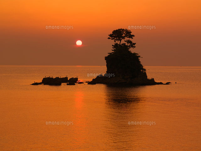 朝の雨晴海岸と女岩
(c)YOSHITSUGU NISHIGAKI/SEBUN PHOTO