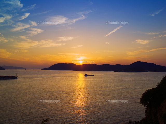 与島より望む本島と夕日
(c)YOSHITSUGU NISHIGAKI/SEBUN PHOTO