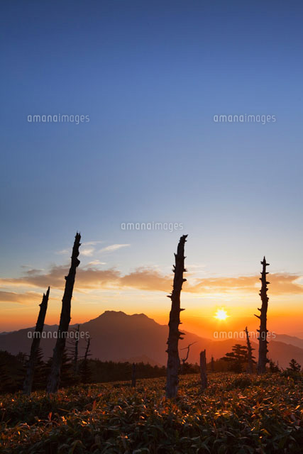 瓶ヶ森より石鎚山と夕日
(c)YOSHITSUGU NISHIGAKI/SEBUN PHOTO