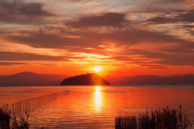 竹生島と夕日 琵琶湖
(c)YOSHITSUGU NISHIGAKI/SEBUN PHOTO