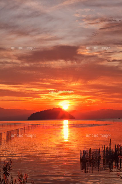 竹生島と夕日 琵琶湖
(c)YOSHITSUGU NISHIGAKI/SEBUN PHOTO