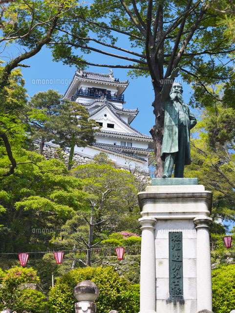 板垣退助の像と高知城
(c)YOSHITSUGU NISHIGAKI/SEBUN PHOTO