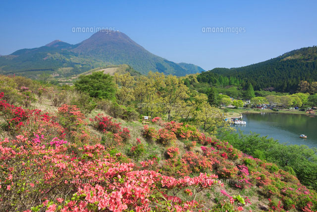 ツツジ咲く志高湖と鶴見岳
(c)YOSHITSUGU NISHIGAKI/SEBUN PHOTO