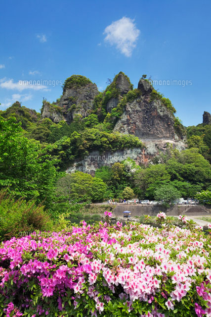 ツツジ咲く耶馬溪競秀峰
(c)YOSHITSUGU NISHIGAKI/SEBUN PHOTO