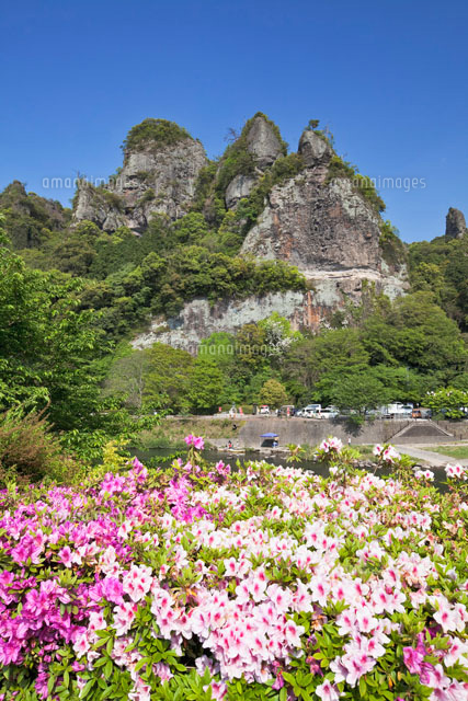 ツツジ咲く耶馬溪競秀峰
(c)YOSHITSUGU NISHIGAKI/SEBUN PHOTO
