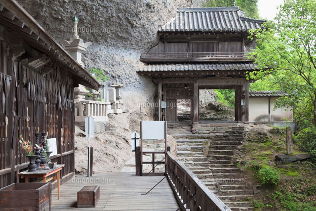 羅漢寺千体地蔵尊と山門
(c)YOSHITSUGU NISHIGAKI/SEBUN PHOTO