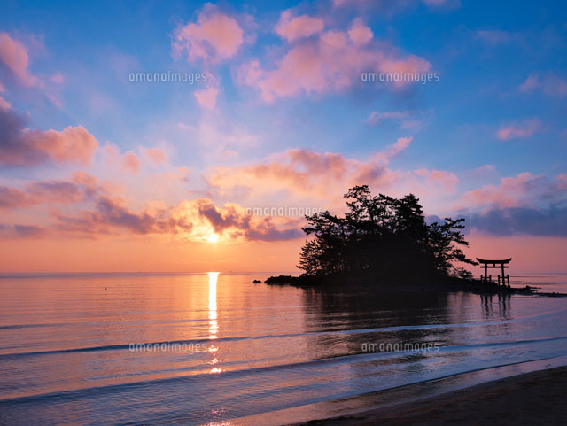 弁天島と恋路海岸の朝日
(c)YOSHITSUGU NISHIGAKI/SEBUN PHOTO