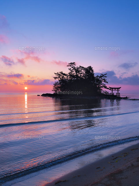 弁天島と恋路海岸の朝日
(c)YOSHITSUGU NISHIGAKI/SEBUN PHOTO