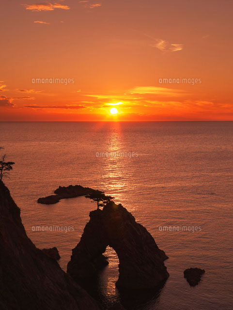 浦富海岸と夕日
(c)YOSHITSUGU NISHIGAKI/SEBUN PHOTO