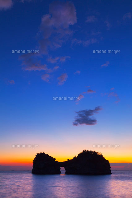 円月島と夕景
(c)YOSHITSUGU NISHIGAKI/SEBUN PHOTO