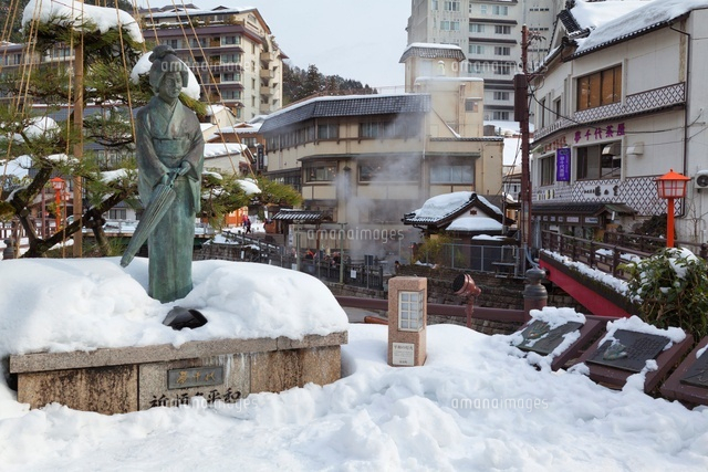 雪の湯村温泉と夢千代の像
(c)YOSHITSUGU NISHIGAKI/SEBUN PHOTO