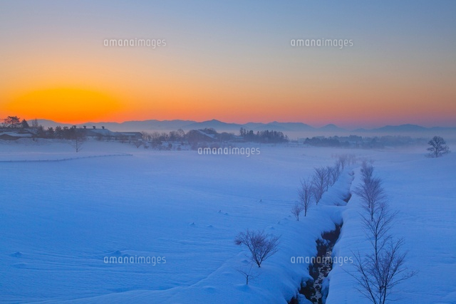 朝の雪原と蒜山高原
(c)YOSHITSUGU NISHIGAKI/SEBUN PHOTO