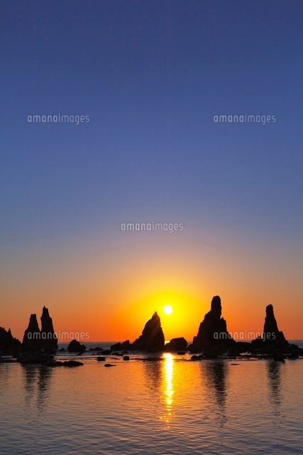 朝日と橋杭岩
(c)YOSHITSUGU NISHIGAKI/SEBUN PHOTO