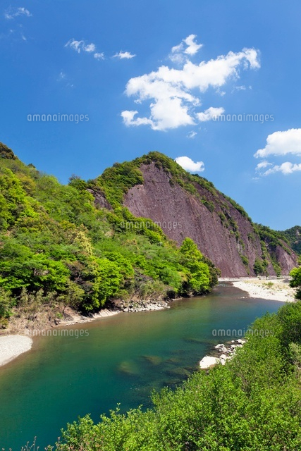 新緑の一枚岩と古座川
(c)YOSHITSUGU NISHIGAKI/SEBUN PHOTO