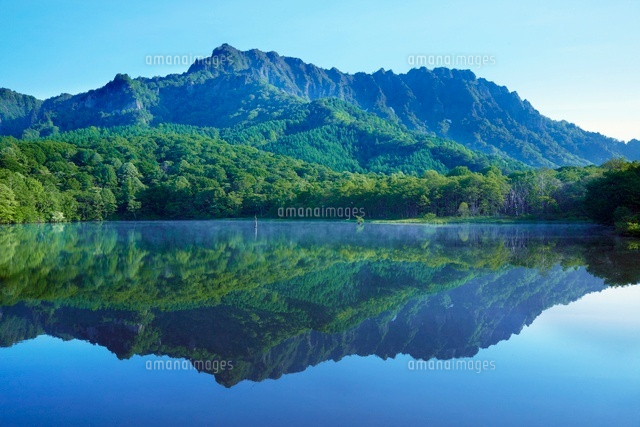 朝のの鏡池と戸隠山
(c)YOSHITSUGU NISHIGAKI/SEBUN PHOTO