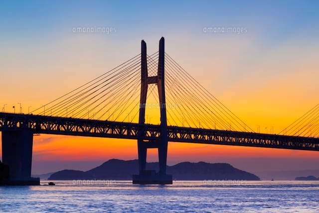 与島より瀬戸大橋と夕焼け
(c)YOSHITSUGU NISHIGAKI/SEBUN PHOTO