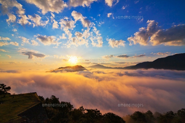 竹田城跡より雲海と日の出
(c)YOSHITSUGU NISHIGAKI/SEBUN PHOTO