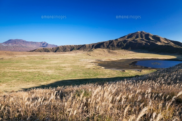 秋の草千里と烏帽子岳と中岳.阿蘇山
(c)YOSHITSUGU NISHIGAKI/SEBUN PHOTO