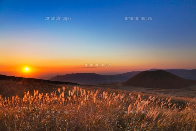 秋のススキと米塚夕景.阿蘇山
(c)YOSHITSUGU NISHIGAKI/SEBUN PHOTO