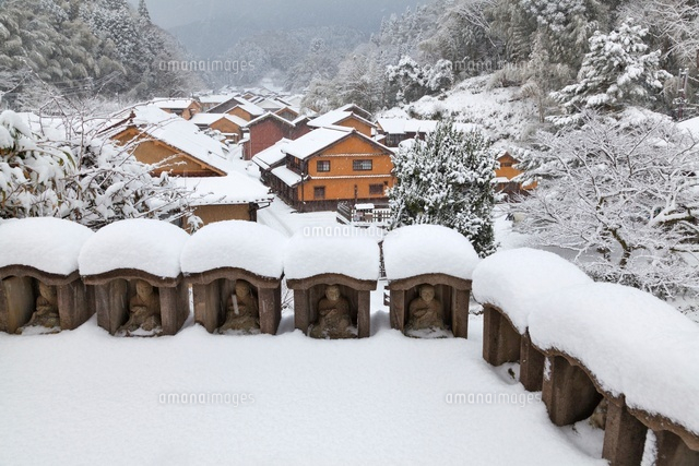 雪の石仏と大森銀山の街並み
(c)YOSHITSUGU NISHIGAKI/SEBUN PHOTO
