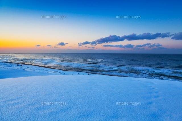 雪の鳥取砂丘と夕景
(c)YOSHITSUGU NISHIGAKI/SEBUN PHOTO