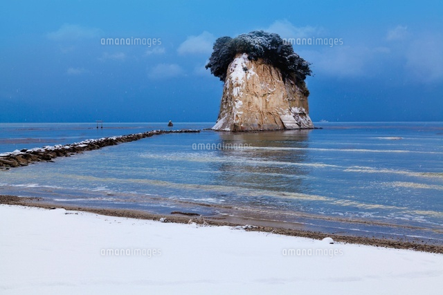雪の見附島
(c)YOSHITSUGU NISHIGAKI/SEBUN PHOTO