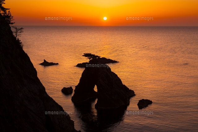 浦富海岸の夕日.千貫松島
(c)YOSHITSUGU NISHIGAKI/SEBUN PHOTO