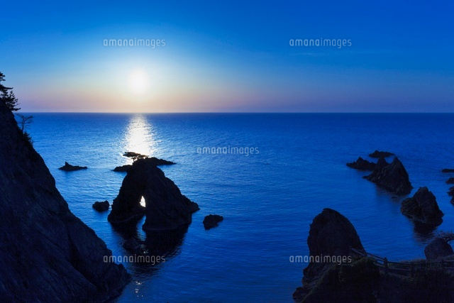 浦富海岸の夕日.千貫松島
(c)YOSHITSUGU NISHIGAKI/SEBUN PHOTO