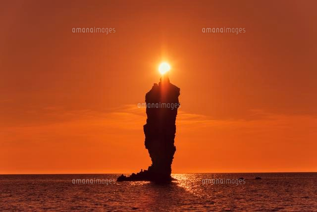 ローソク島と夕日 隠岐
(c)YOSHITSUGU NISHIGAKI/SEBUN PHOTO