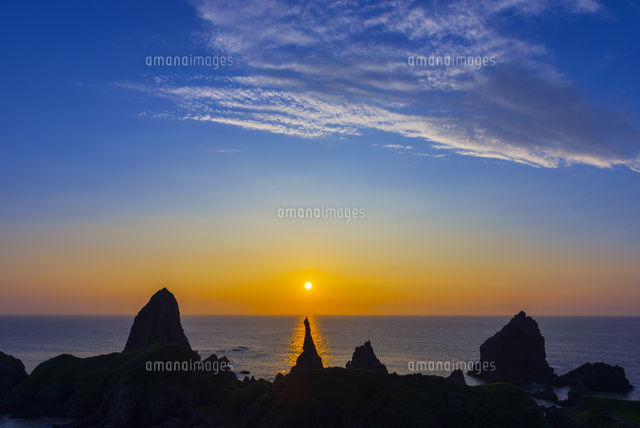 国賀海岸の夕日 観音岩
(c)YOSHITSUGU NISHIGAKI/SEBUN PHOTO