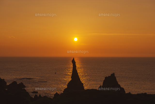国賀海岸の夕日 観音岩
(c)YOSHITSUGU NISHIGAKI/SEBUN PHOTO