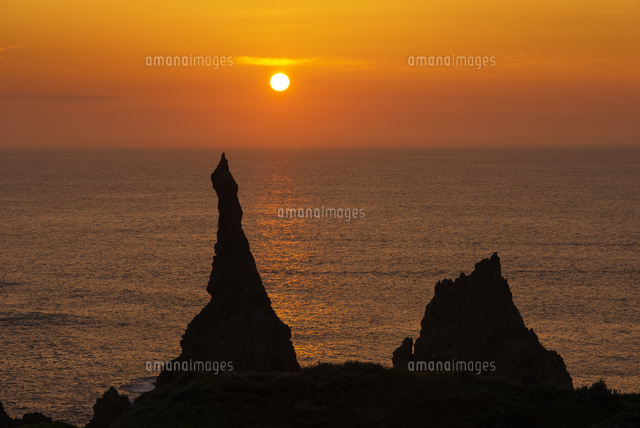 国賀海岸の夕日 観音岩
(c)YOSHITSUGU NISHIGAKI/SEBUN PHOTO