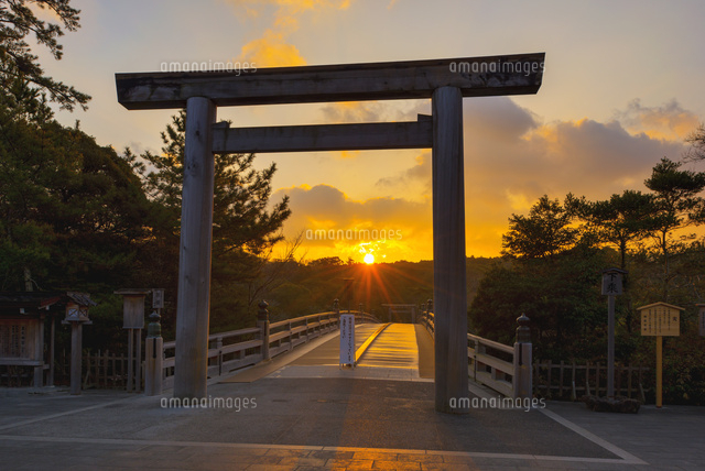 朝の伊勢神宮内宮の鳥居
(c)YOSHITSUGU NISHIGAKI/SEBUN PHOTO