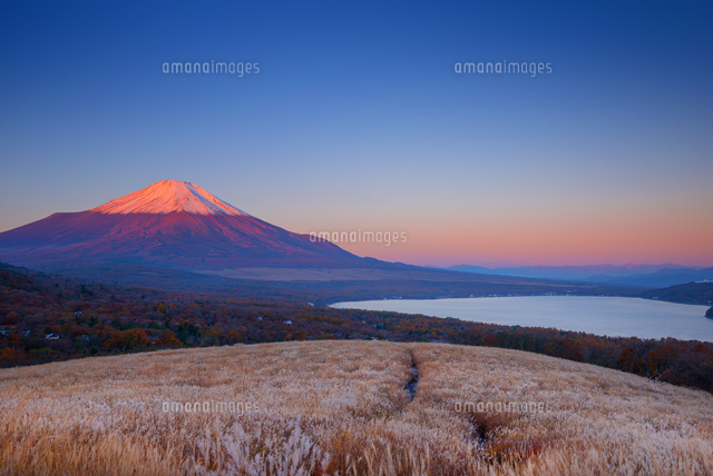朝焼けの富士山と山中湖
(c)YOSHITSUGU NISHIGAKI/SEBUN PHOTO