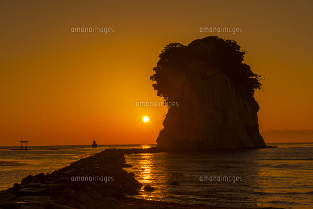 見附島と日の出
(c)YOSHITSUGU NISHIGAKI/SEBUN PHOTO