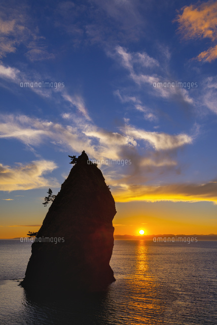 越後七浦の夕日と佐渡島
(c)YOSHITSUGU NISHIGAKI/SEBUN PHOTO