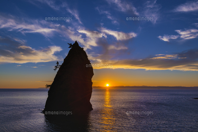 越後七浦の夕日と佐渡島
(c)YOSHITSUGU NISHIGAKI/SEBUN PHOTO