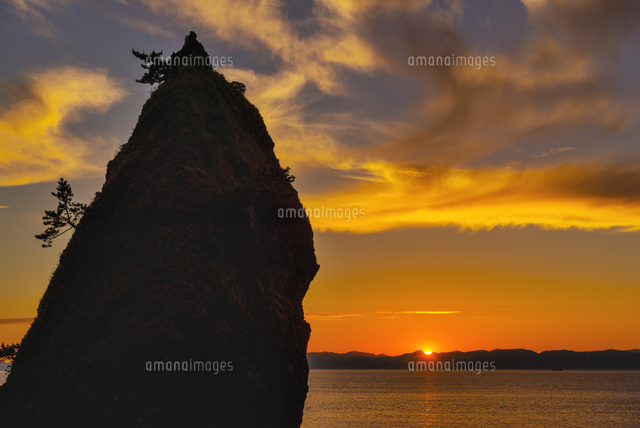 越後七浦の夕日と佐渡島
(c)YOSHITSUGU NISHIGAKI/SEBUN PHOTO