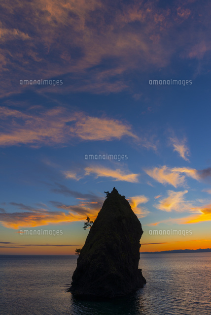 越後七浦との夕景と佐渡島
(c)YOSHITSUGU NISHIGAKI/SEBUN PHOTO