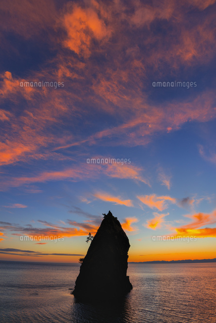 越後七浦との夕景と佐渡島
(c)YOSHITSUGU NISHIGAKI/SEBUN PHOTO
