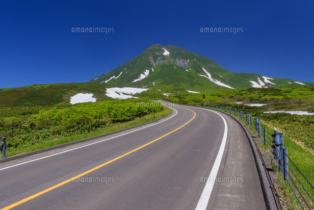 知床横断道路と羅臼岳
(c)YOSHITSUGU NISHIGAKI/SEBUN PHOTO