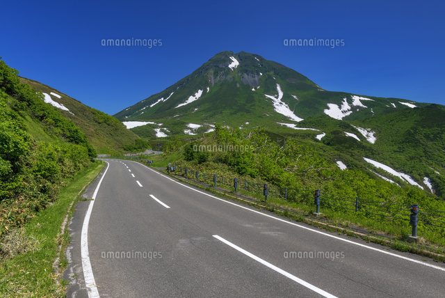 知床横断道路と羅臼岳
(c)YOSHITSUGU NISHIGAKI/SEBUN PHOTO