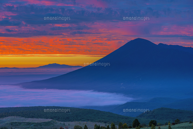 八幡平より朝の岩手山と早池峰山
(c)YOSHITSUGU NISHIGAKI/SEBUN PHOTO