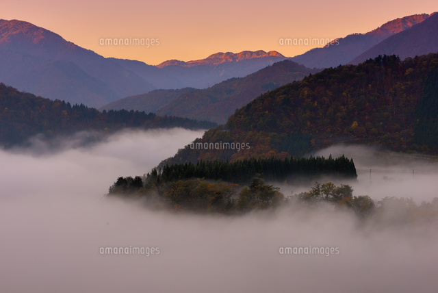 秋の白川郷より朝焼けの白山と雲海
(c)YOSHITSUGU NISHIGAKI/SEBUN PHOTO