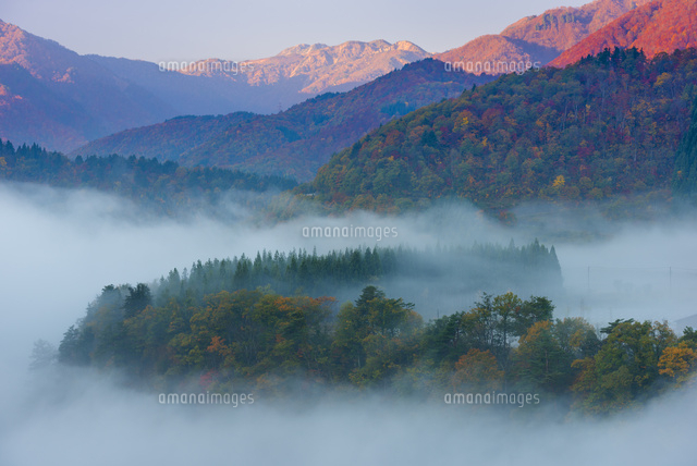 秋の白川郷より朝焼けの白山と雲海
(c)YOSHITSUGU NISHIGAKI/SEBUN PHOTO