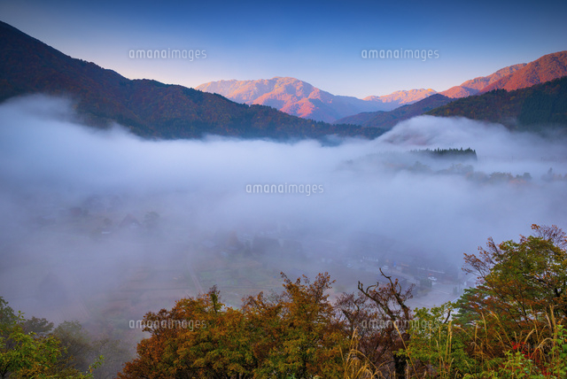 秋の白川郷より朝焼けの白山と雲海
(c)YOSHITSUGU NISHIGAKI/SEBUN PHOTO